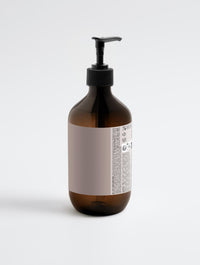 Eight Bare Feet Oil-Free Zinc Face Gel for Men, a lightweight gel designed to hydrate and protect the skin while controlling oil and shine, ideal for daily use.